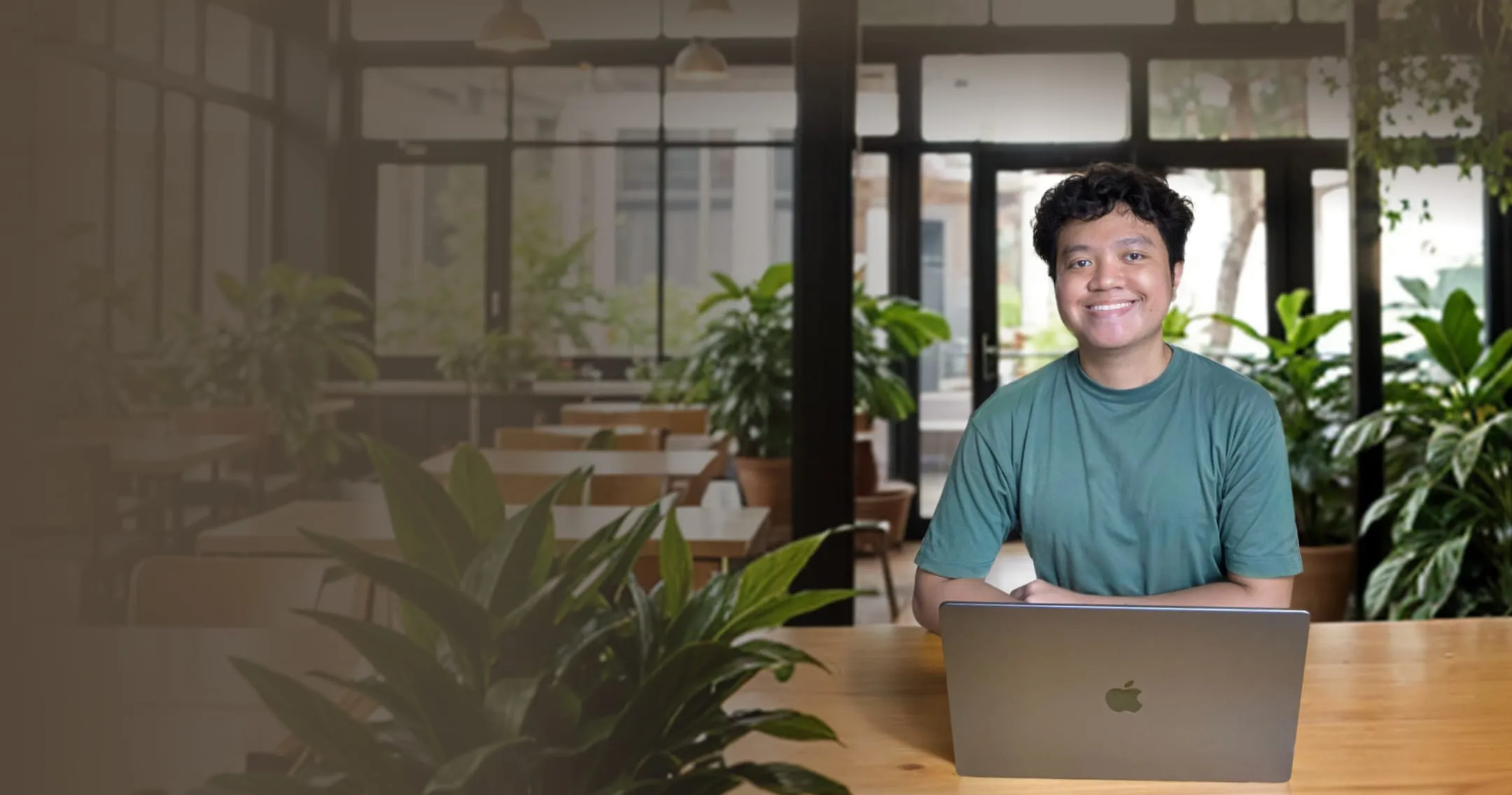 Chester using his MacBook Pro in a cafe