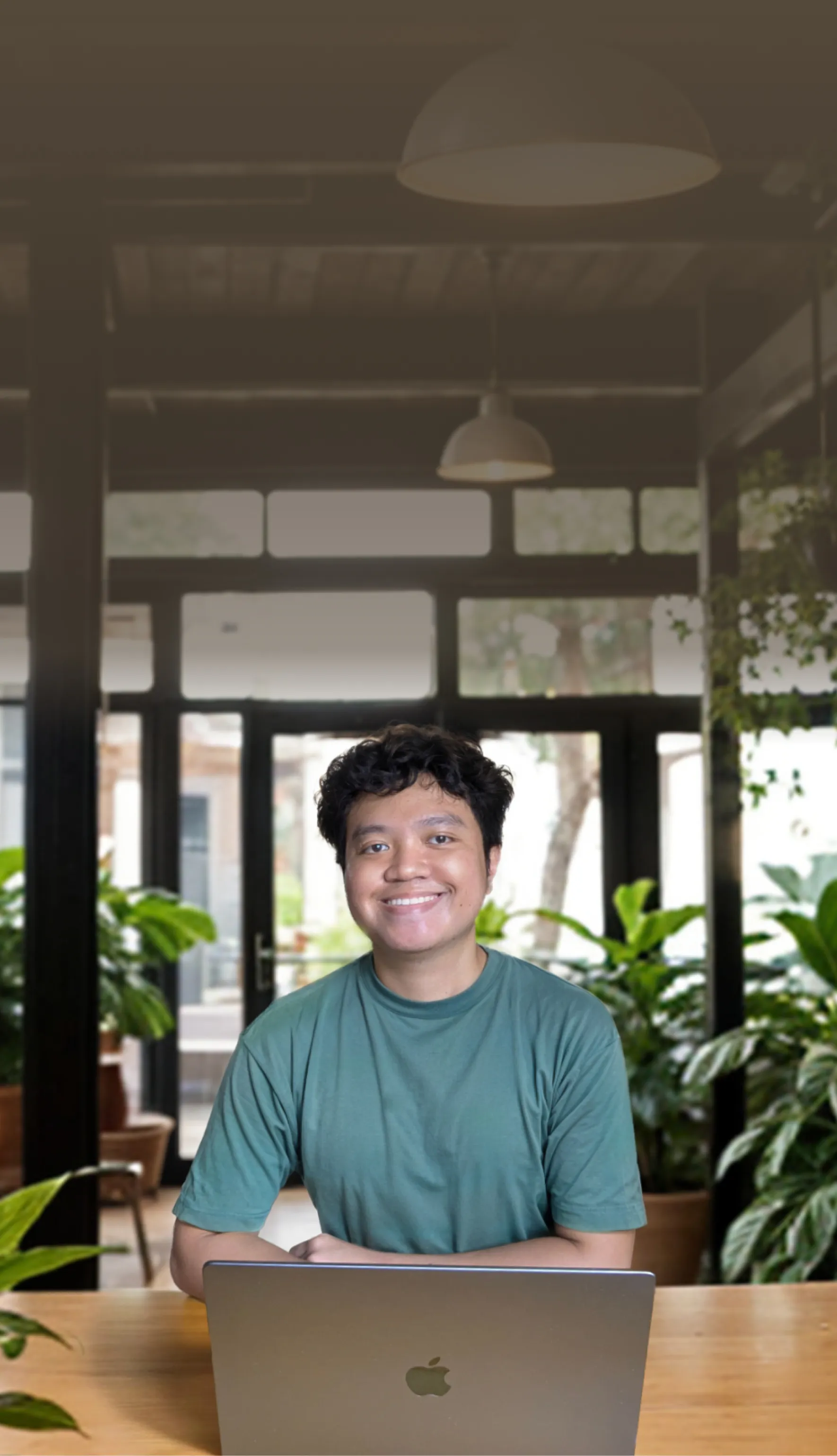 Chester using his MacBook Pro in a cafe